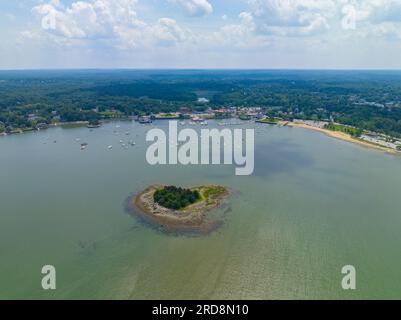 Vue aérienne de Hingham Harbor, y compris le village riverain historique et Button Island dans la ville de Hingham près de Boston, Massachusetts ma, États-Unis. Banque D'Images