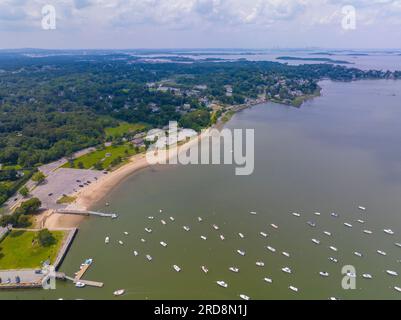 Vue aérienne de Hingham Harbor, y compris le village historique de bord de mer et la plage de baignade dans la ville de Hingham près de Boston, Massachusetts ma, États-Unis. Banque D'Images