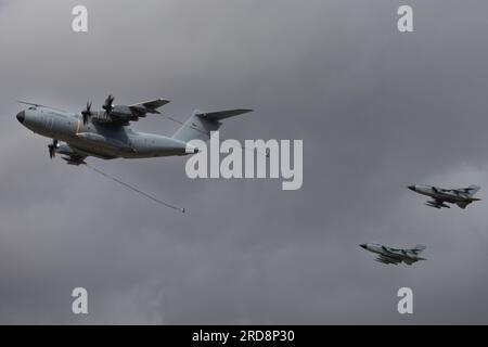 A400 Atlas de l'armée de l'air allemande effectuant un ravitaillement simulé de 2 tornades au Royal International Air Tattoo 2023. Banque D'Images