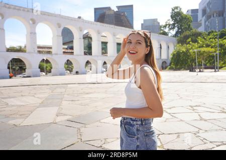 Jeune femme brésilienne marchant dans le district de Lapa à Rio de Janeiro, Brésil Banque D'Images