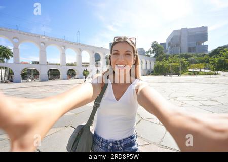 Autoportrait d'une fille brésilienne avec l'aqueduc Carioca dans le quartier central de Rio de Janeiro, Brésil Banque D'Images