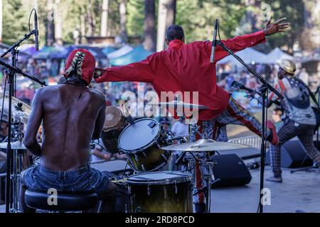 Grass Valley, États-Unis. 15 juillet 2023. California WorldFest a lieu dans le nord de la Californie pendant la canicule de l'ouest des États-Unis. Jupiter & Okwess interprète leur mélange de rythme congolais, de funk et de rock. 15 juillet 2023 (photo de Penny Collins/NurPhoto) crédit : NurPhoto SRL/Alamy Live News Banque D'Images