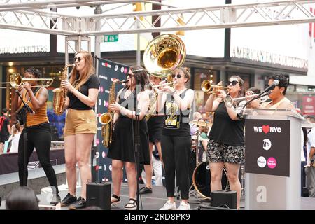 New York, NY, États-Unis. 19 juillet 2023. Brass Queens à la conférence de presse pour le maire Adams, MTA, et WELOVENYC lancent First-Ever Music Under New York Riders' Choice Award, Times Square, New York, NY 19 juillet 2023. Crédit : Kristin Callahan/Everett Collection/Alamy Live News Banque D'Images