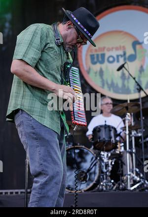 Grass Valley, États-Unis. 14 juillet 2023. California WorldFest accueille Ozomatli, groupe de Los Angeles gagnant un Grammy Grammy, dans le rôle de Western U.S. La canicule continue. Du 13 au 16 juillet 2023 (photo de Penny Collins/NurPhoto) crédit : NurPhoto SRL/Alamy Live News Banque D'Images