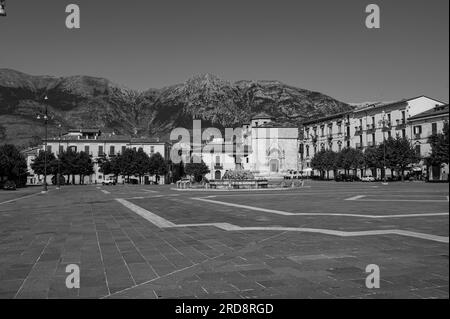 Sulmona est une ville italienne de la province de l'Aquila. Situé au cœur des Abruzzes, dans le parc national de Maiella, Sulmona est connu pour sa production Banque D'Images