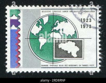 RUSSIE KALININGRAD, 20 OCTOBRE 2015 : timbre imprimé par la Belgique, montre globe, vers 1973 Banque D'Images