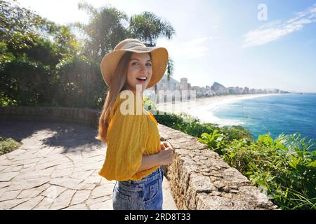 Séduisante fille de mode brésilienne à Rio de Janeiro, Brésil Banque D'Images