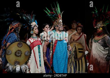 Acte de l'Opéra épique Cuitlahuatzin lors de sa création au Palacio de Bellas Artes à Mexico, le 17 juillet 2023, Qui représente un opéra en langue nahuatl sur la vie de Cuitlahuac (tenue turquoise), guerrier, tlahtoani d'Iztapalapa et du Mexique Tenochtitlan, symbole de lutte et de résistance du peuple Mexica et de liberté. Plus de 150 artistes sur scène ont recréé des passages de la vie du seul héros mexicain qui a vaincu les Espagnols pendant la résistance indigène lors de cette nuit victorieuse du 30 juin 1520. (Photo de Gerardo Vieyra/NurPhoto) Banque D'Images