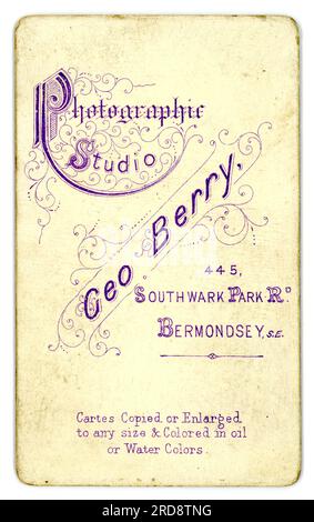 Revers de la carte de visite ou carte de visite victorienne originale du studio photographique de Geo (George) Berry, 445 Southwark Park Road, Bermondsey, S.E. Londres, Royaume-Uni circa 1880 à 1886. Banque D'Images