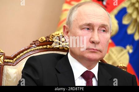 Moscou, Russie. 19 juillet 2023. Le président russe Vladimir Poutine organise une réunion par vidéoconférence avec des représentants du gouvernement du Kremlin, le 19 juillet 2023 à Moscou, en Russie. Plus tôt dans la journée, une roquette ukrainienne a frappé un dépôt de munitions russe à la base d'entraînement militaire de Starokrymsky causant une énorme boule de feu et des rapports de blessures. Crédit : Alexander Kazakov/Kremlin Pool/Alamy Live News Banque D'Images