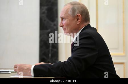 Moscou, Russie. 19 juillet 2023. Le président russe Vladimir Poutine organise une réunion par vidéoconférence avec des représentants du gouvernement du Kremlin, le 19 juillet 2023 à Moscou, en Russie. Plus tôt dans la journée, une roquette ukrainienne a frappé un dépôt de munitions russe à la base d'entraînement militaire de Starokrymsky causant une énorme boule de feu et des rapports de blessures. Crédit : Alexander Kazakov/Kremlin Pool/Alamy Live News Banque D'Images