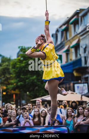 Montréal, Canada - juillet 12 2023 : les gens jouent le Completement cirque dans la rue de Montréal Banque D'Images