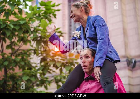 Montréal, Canada - juillet 12 2023 : les gens jouent le Completement cirque dans la rue de Montréal Banque D'Images