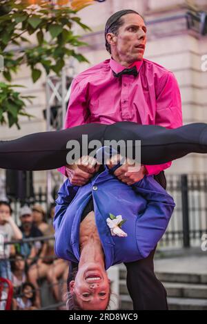 Montréal, Canada - juillet 12 2023 : les gens jouent le Completement cirque dans la rue de Montréal Banque D'Images