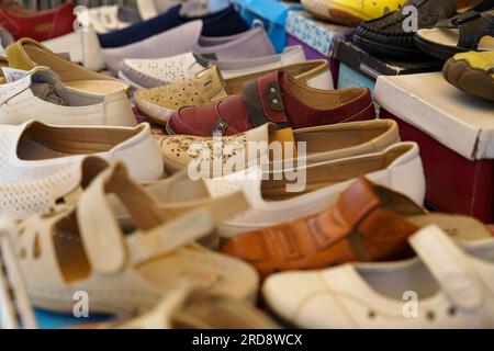 Une collection de chaussures d'été pour femmes est exposée dans la vitrine. Banque D'Images