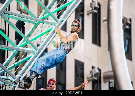 Montréal, Canada - juillet 12 2023 : les gens jouent le Completement cirque dans la rue de Montréal Banque D'Images