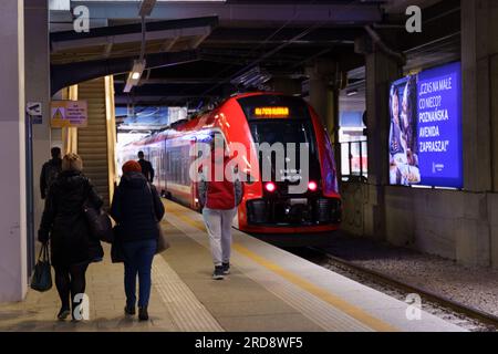 Poznan, Pologne - 19 avril 2023 : gare, les passagers montent à bord du train. Banque D'Images