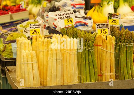 Vitrine avec des paquets d'asperges. Marché alimentaire. Contexte. Banque D'Images