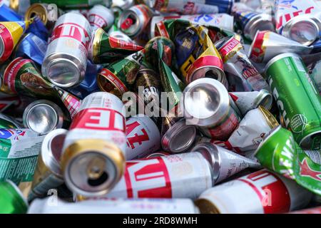 Poznan, Pologne - 21 avril 2023 : Groupe de canettes de bière vides en aluminium prêtes à être recyclées. Gros plan. Banque D'Images