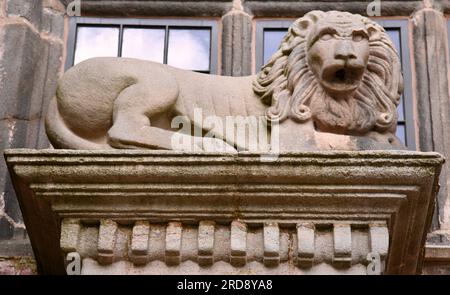 Une vue d'un lion de pierre gardant l'entrée d'Astley Hall, Astley Park, Chorley, Lancashire, Royaume-Uni, Europe Banque D'Images