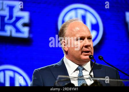 Nashville, Tennessee, États-Unis. 19 juillet 2023. MARK STOOPS, entraîneur-chef de l'Université du Kentucky, parle avec les médias lors des SEC football Media Days à Nashville. (Image de crédit : © Camden Hall/ZUMA Press Wire) USAGE ÉDITORIAL SEULEMENT! Non destiné à UN USAGE commercial ! Banque D'Images