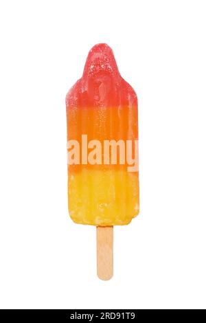 Glace de fruits de crème glacée isolée sur un fond blanc. Crème glacée jaune, orange et rouge sur un bâton. Bannière verticale de crème glacée Banque D'Images