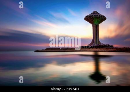 Vue spectaculaire sur les nuages au lever du soleil dans la mer d'Alkhobar, en Arabie Saoudite. Ville : Khobar, Pays : Arabie Saoudite. Banque D'Images