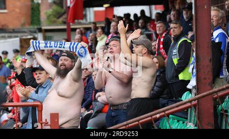 Solitude, Belfast, Irlande du Nord, Royaume-Uni. 19 Jul 2023. UEFA Champions League - Premier tour de qualification – Larne contre HJK Helsinki. Action du match de ce soir – Larne en rouge. Partisans de HJK à Belfast. Crédit : CAZIMB/Alamy Live News. Banque D'Images