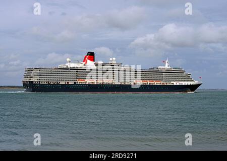 Le paquebot Cunard et navire de croisière Queen Victoria est vu passer le château de Calshot sur Southampton Water. Il est au début d'une croisière d'une semaine en Norvège. Banque D'Images