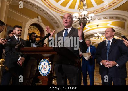 Le sénateur Tim Kaine (D-va) prend la parole après des déjeuners politiques devant les chambres du Sénat des États-Unis Capitole, le 19 juillet 2023 à Washington, DC. Kaine a parlé de l'adoption d'une loi pour rendre plus difficile le retrait des États-Unis de l'OTAN. (Photo d'Aaron Schwartz) Banque D'Images