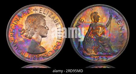 Une pièce de monnaie One Peny du Royaume-Uni de 1953 avec des tons arc-en-ciel. L'avers présente le premier portrait de la reine Elizabeth II Banque D'Images