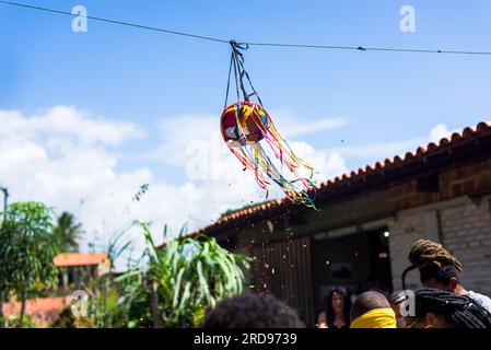 Santo Amaro, Bahia, Brésil - 24 juillet 2022 : pot en céramique suspendu à une corde à briser par les personnes participant au jeu. Nord-est traditionnel Banque D'Images