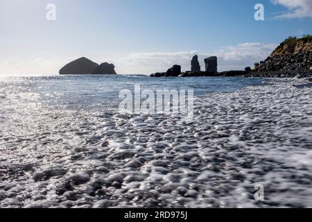 Eau mousseuse sur le magnifique paysage de la plage de Mosteiros, plage de sable noir, île de São Miguel, Açores, Portugal Banque D'Images