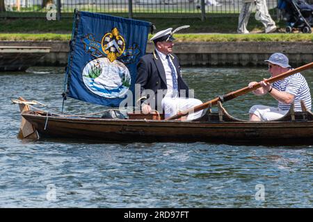 19 juillet 2023. Les bateaux participant à l'événement annuel Swan Upping sur la Tamise ont atteint la ville de Henley-on-Thames dans l'Oxfordshire, en Angleterre, au Royaume-Uni, aujourd'hui. Les participants des adorables guildes de teinturiers et de vignerons, ainsi que les tiges de cygne du roi, se sont arrêtés au Leander Club pour déjeuner. Photo : l'uniforme bleu et le drapeau de la Guilde de la Dyers Company. Banque D'Images