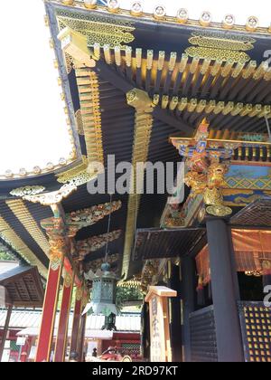 Le décor orné et la laque sur les bâtiments religieux du sanctuaire sacré Kunosan Toshogu dans le style de l'architecture Gongen. Banque D'Images