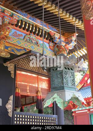 Le décor orné et la laque sur les bâtiments religieux du sanctuaire sacré Kunosan Toshogu dans le style de l'architecture Gongen. Banque D'Images