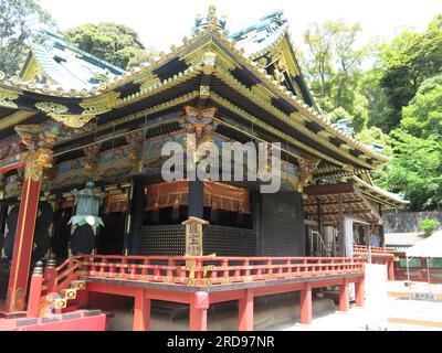 Le décor orné et la laque sur les bâtiments religieux du sanctuaire sacré Kunosan Toshogu dans le style de l'architecture Gongen. Banque D'Images