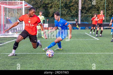 Le joueur attaquant des Warrington Rylands Scott Bakkor poursuit un défenseur de Stockport Town à Stockport Sports Village sur un terrain 3G. Banque D'Images