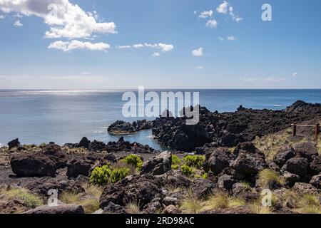 Vue sur le paysage à Ferraria sur une belle journée d'été. Eaux thermales à Ponta da Ferraria, eaux thermales dans la mer et piscines naturelles d'eau chaude Banque D'Images