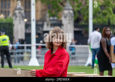 Londres, Royaume-Uni, le 19 juillet 2023, Shelter Charity a mis en place des boîtes représentant 172 familles recevant quotidiennement des avis en vertu de l'article 21. Les cases représentent chaque famille. Shelter dit que le gouvernement fait défaut aux locataires alors que les progrès s'étalent sur Renters (Reform) Bill, Andrew Lalchan Photography/Alamy Live News Banque D'Images