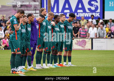 SINT WILLEBRORD, PAYS-BAS - JUILLET 19 : gardien de but Etienne Vaessen de RKC Waalwijk, Julian Lelieveld de RKC Waalwijk, Dario van den Buijs de RKC Waalwijk, David min de RKC Waalwijk, Roy Kuipers de RKWaalwijk, Richonell Margaret de Ratoalwijk de Waalwaalwijk, KC Rawijk Aaron Meijers de RKC Waalwijk, Michiel Kramer de RKC Waalwijk, Kevin Felida de RKC Waalwijk pendant une minute de silence pendant le match amical de pré-saison entre NAC Breda et RKC Waalwijk au Sportpark de Gagelrijzen le 19 juillet 2023 à Sint Willebrord, pays-Bas (photo de Gabriel Banque D'Images