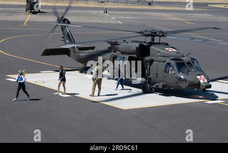 Les conjoints de la Garde nationale de l'Oregon débarquent d'un hélicoptère HH-60 Black Hawk après un vol d'orientation de conjoint militaire le 15 juillet 2023 à Salem, Oregon. Le Programme d'orientation des conjoints en vol, supervisé par la Garde nationale de l'armée et géré au niveau des officiers d'aviation de l'armée de l'État, vise à améliorer la compréhension des conjoints de la mission et de l'unité de leur soldat. (Photo de la Garde nationale par le major Leslie Reed, département militaire de l'Oregon) Banque D'Images