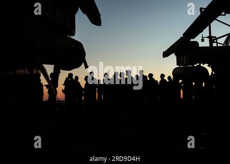 ÉTATS-UNIS Marines avec la 31st Marine Expeditionary Unit et les États-Unis Les marins de la marine avec le navire amphibie USS Green Bay (LPD-20) profitent des festivités culinaires lors d'une plage d'acier à bord de l'USS Green Bay, dans la mer de Corail, le 9 juillet 2023. La plage d'acier est un événement de renforcement moral organisé pour célébrer le 4 juillet tout en étant déployé. La 31e MEU opère à bord des navires du America Amphibious Ready Group dans la zone d'opérations de la 7e flotte pour améliorer l'interopérabilité avec les alliés et les partenaires et servir de force de réponse prête à défendre la paix et la stabilité dans la région Indo-Pacifique Banque D'Images