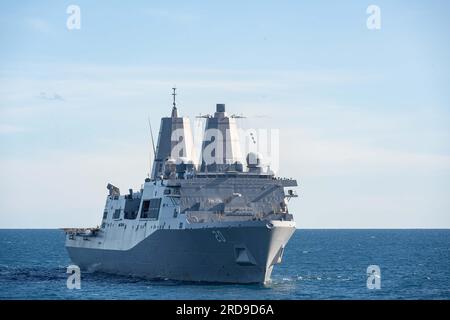 CORAL SEA (8 juillet 2023) USS Green Bay (LPD 20) vu depuis le pont d'envol du navire amphibie USS New Orleans (LPD 18) déployé avant un exercice de visite, d'embarquement, de recherche et de saisie (VBSS) avec la 31st Marine Expeditionary Unit, dans le cadre de Talisman Sabre, juillet 8. Talisman Sabre est le plus grand exercice militaire bilatéral entre l'Australie et les États-Unis qui fait progresser un Indo-Pacifique libre et ouvert en renforçant les relations et l'interopérabilité entre les principaux alliés et en améliorant nos capacités collectives à répondre à un large éventail de préoccupations potentielles en matière de sécurité. New Orle Banque D'Images