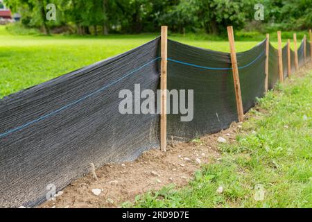 Tissu Silt Fence avec poteaux en bois installés avant le début de la construction. Banque D'Images