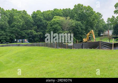 Tissu Silt Fence avec poteaux en bois installés avant le début de la construction. Banque D'Images