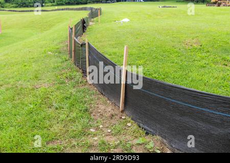 Tissu Silt Fence avec poteaux en bois installés avant le début de la construction. Banque D'Images