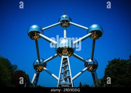 L'Atomium, un bâtiment moderniste frappant et un monument emblématique de Bruxelles, Belgique. Banque D'Images