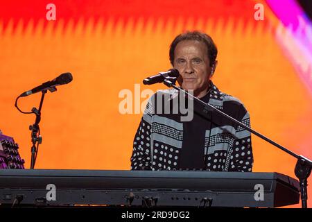 Roby Facchinetti, membre du groupe italien Pooh, se produit sur scène au Stade Olympique de Rome. Banque D'Images