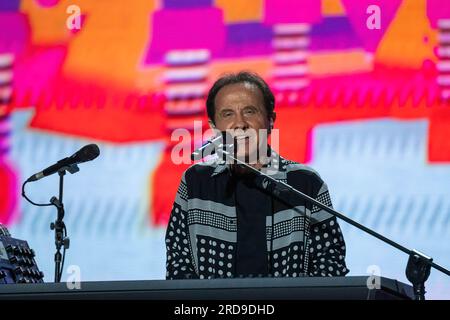 Roby Facchinetti, membre du groupe italien Pooh, se produit sur scène au Stade Olympique de Rome. Banque D'Images